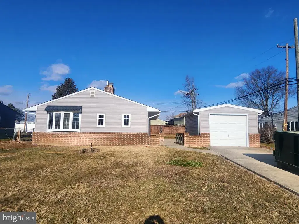 47 Strawberry Ln, LEVITTOWN