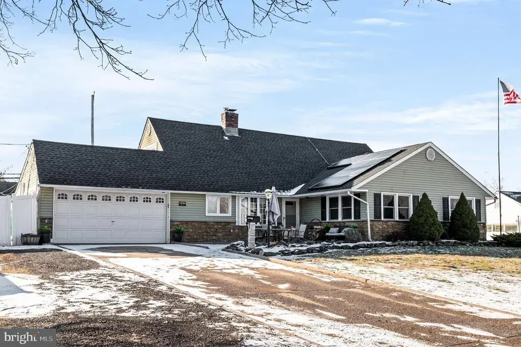 29 Spindletree Rd, LEVITTOWN