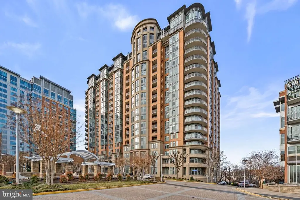 8220 Crestwood Heights Dr #203, MCLEAN