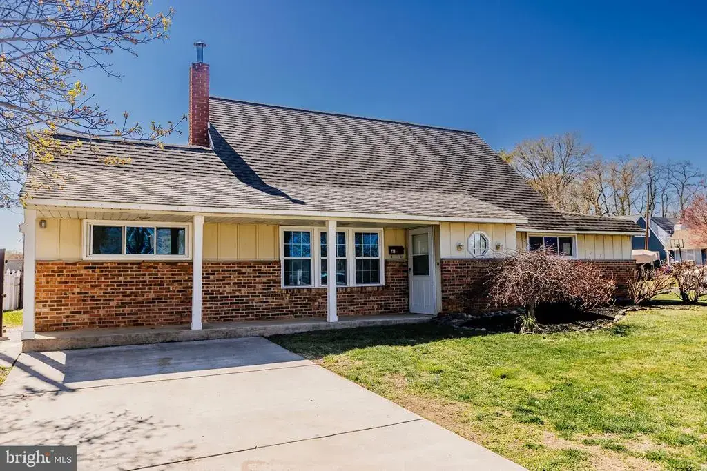 21 Velvet Ln, LEVITTOWN