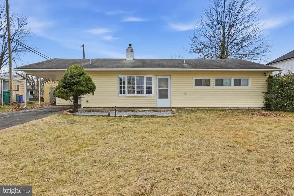 8 Starlight Ln, LEVITTOWN