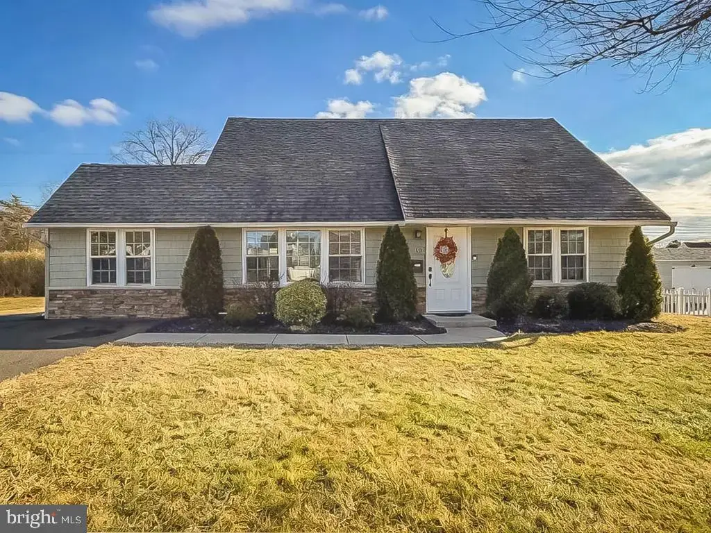 18 Jump Hill Rd, LEVITTOWN