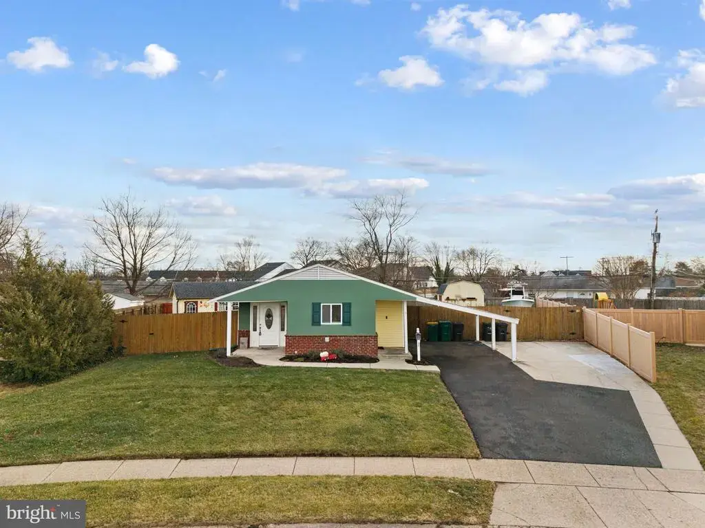 5 Glenwood Ln, LEVITTOWN
