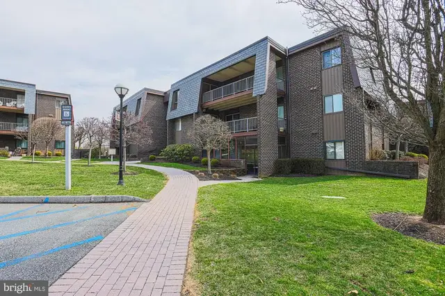 2 Stonehenge Cir #9, Pikesville