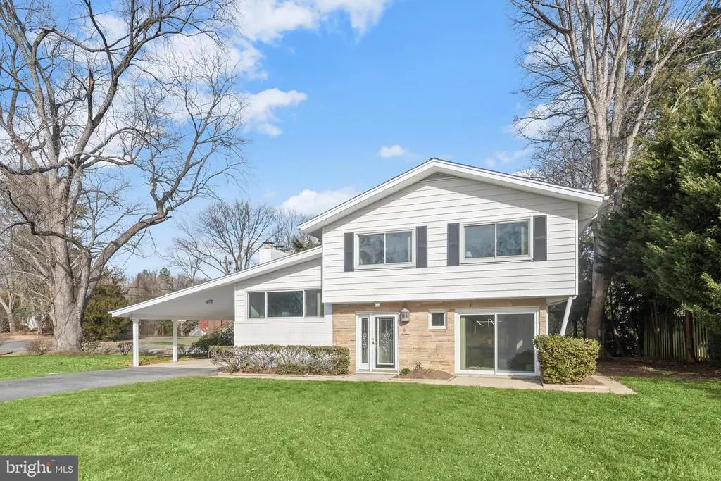 16 Wilelinor Dr, Edgewater