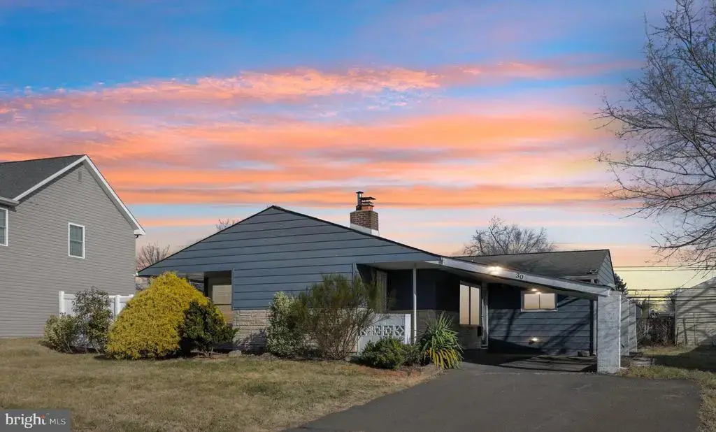 30 Meadow Ln, LEVITTOWN
