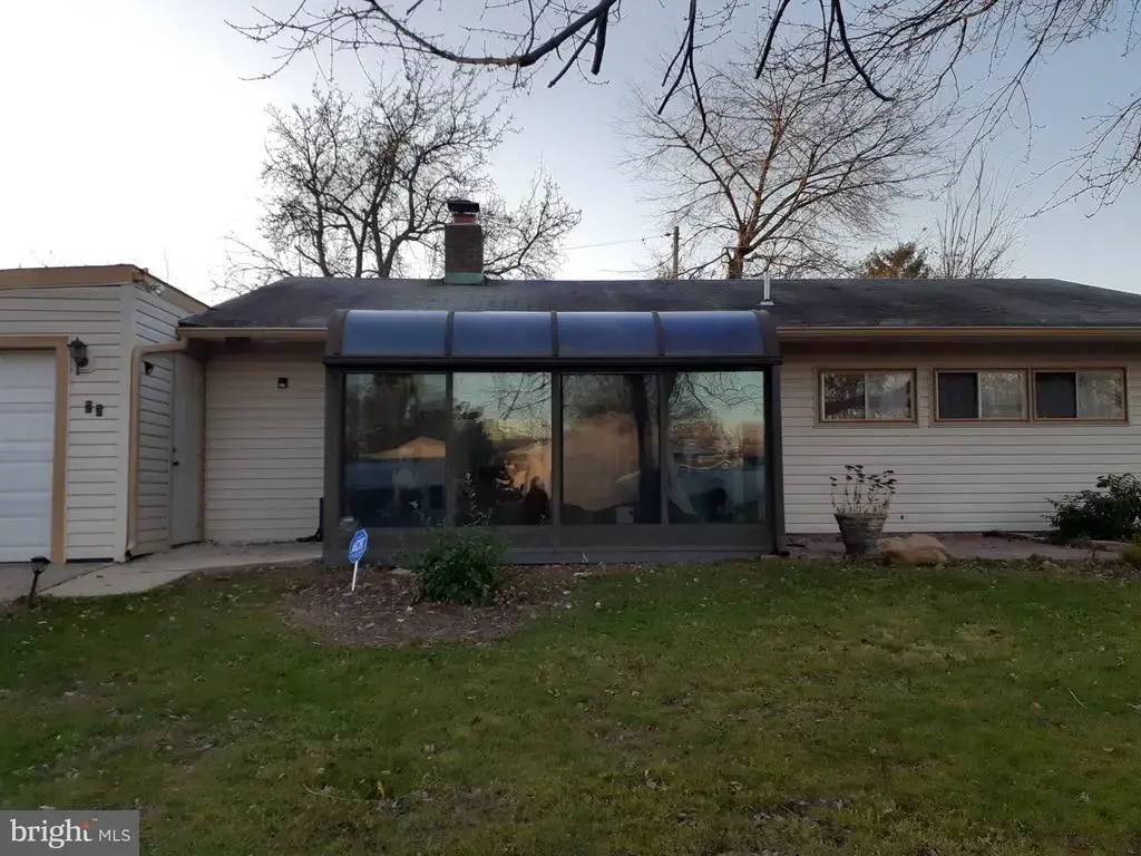 23 Burning Bush Ln, LEVITTOWN