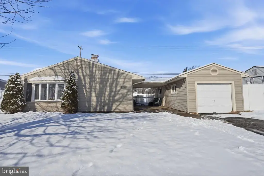 59 Graystone Ln, LEVITTOWN