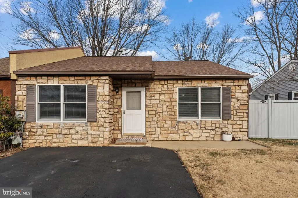 745 Tennyson Dr, WARMINSTER