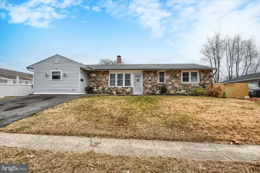 6 Chestnut Ln, LEVITTOWN