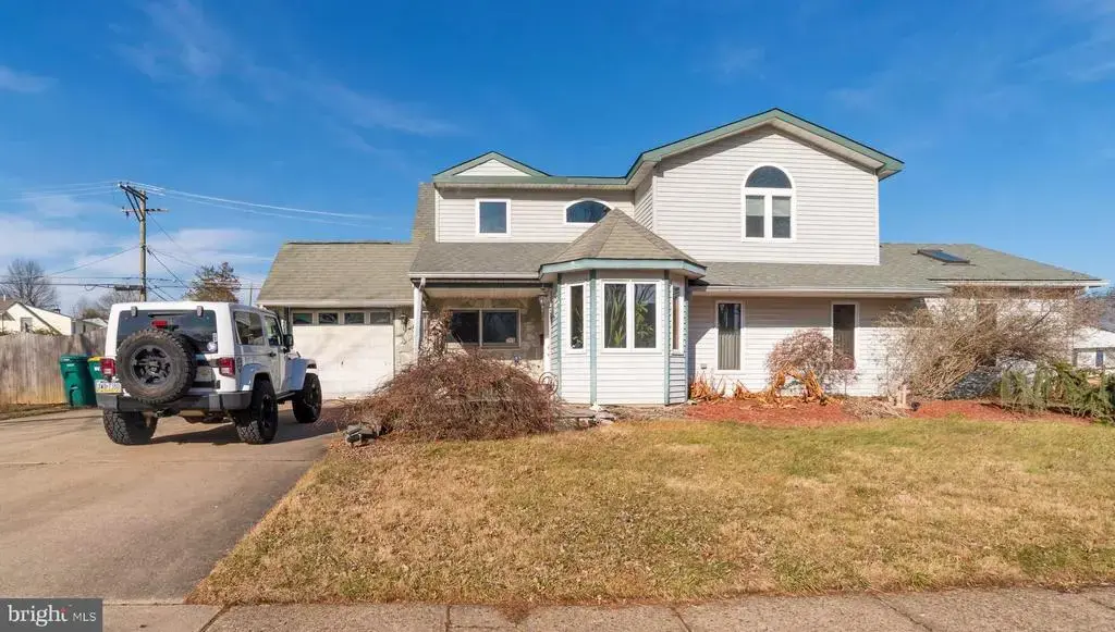 55 Hollow Rd, LEVITTOWN