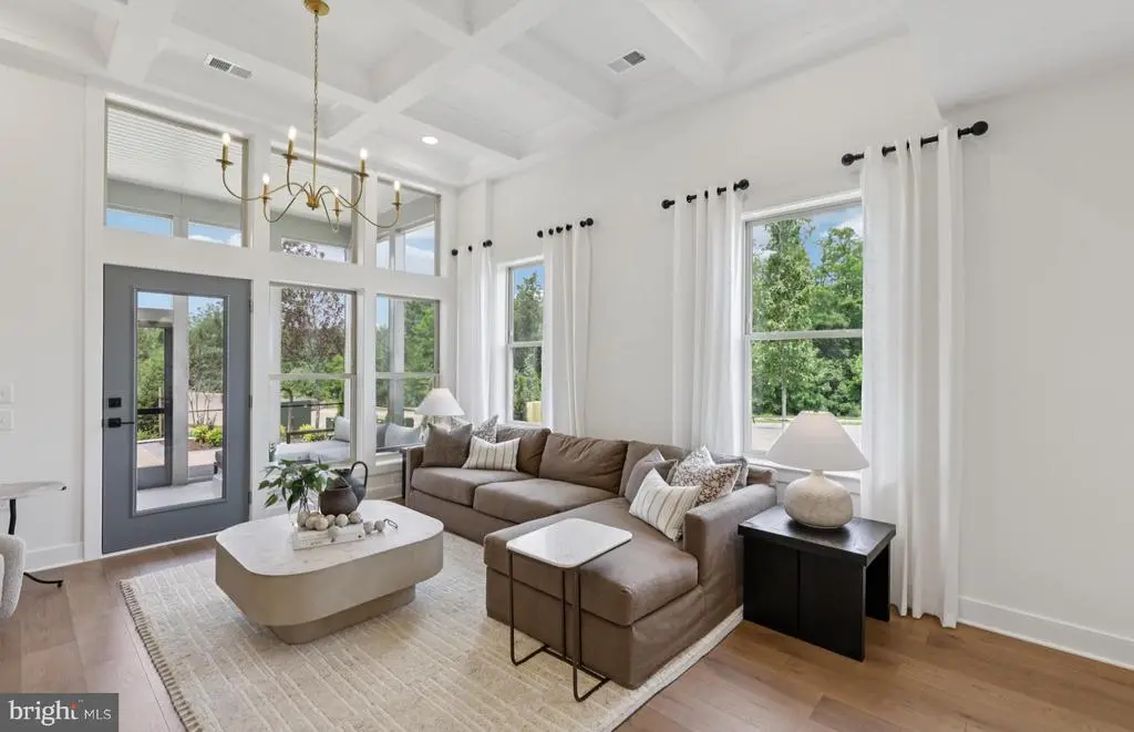 6152 Amber Ln, HAYMARKET