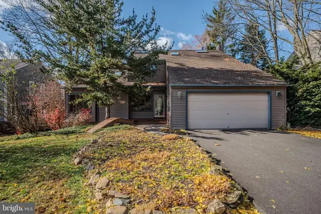 28 Harris Cir, Newark