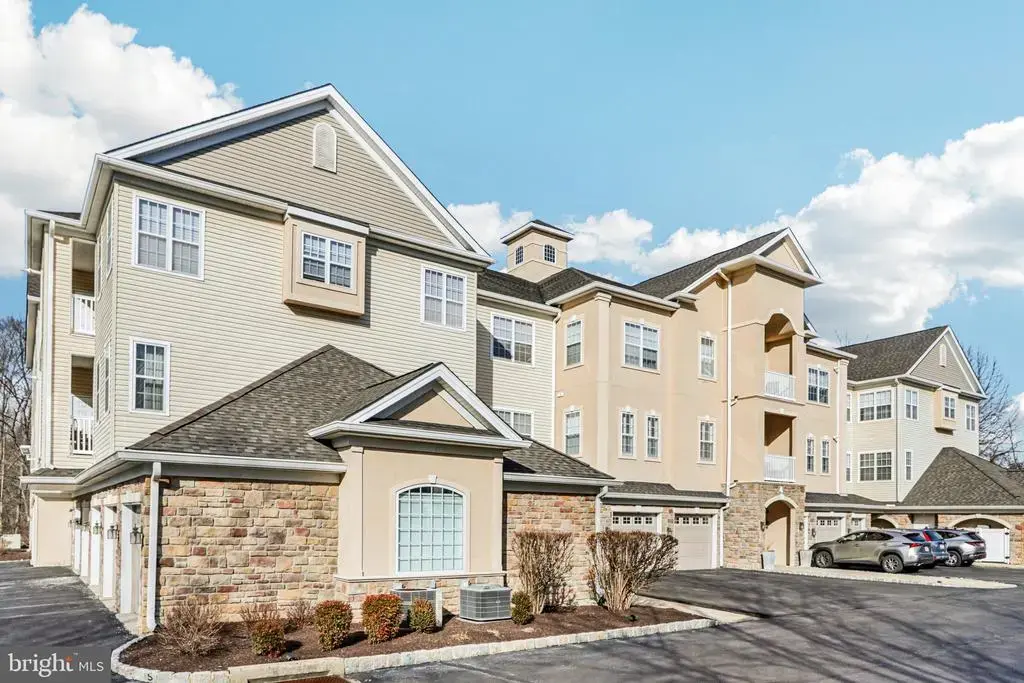 4 Falcon Dr #unit 302, HOLLAND