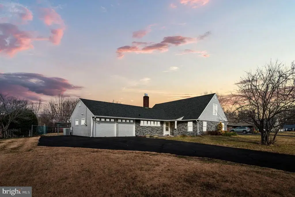 169 Forsythia Dr N, LEVITTOWN