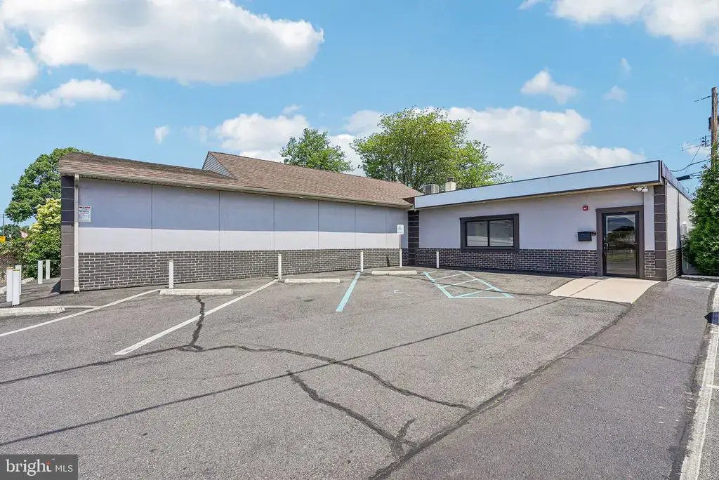 1005 Green Ln, LEVITTOWN