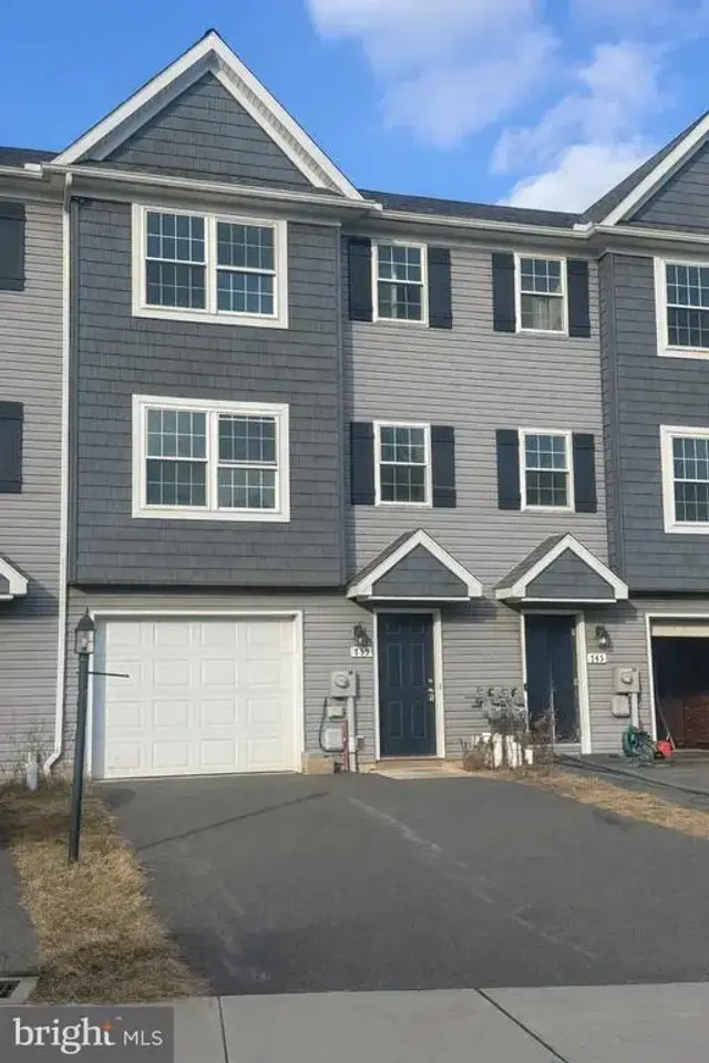 735 Kentwell Dr, York