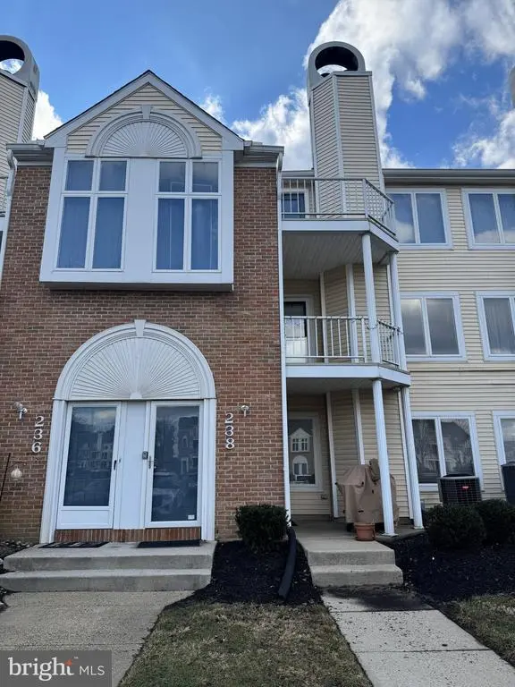 238 Colette Ct, LEVITTOWN