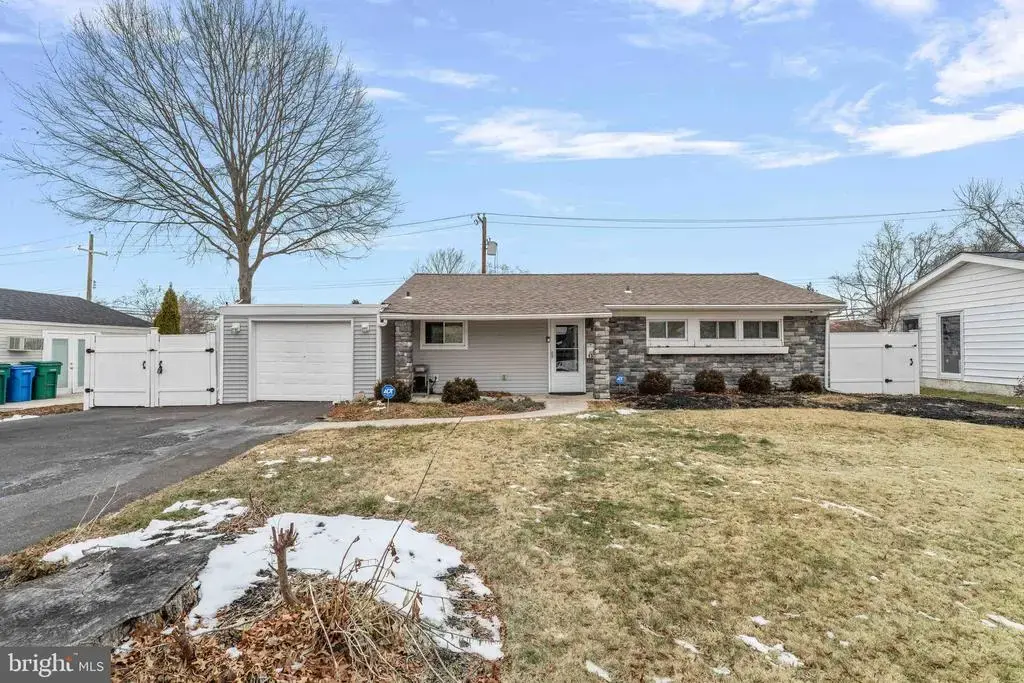 137 Idlewild Rd, LEVITTOWN