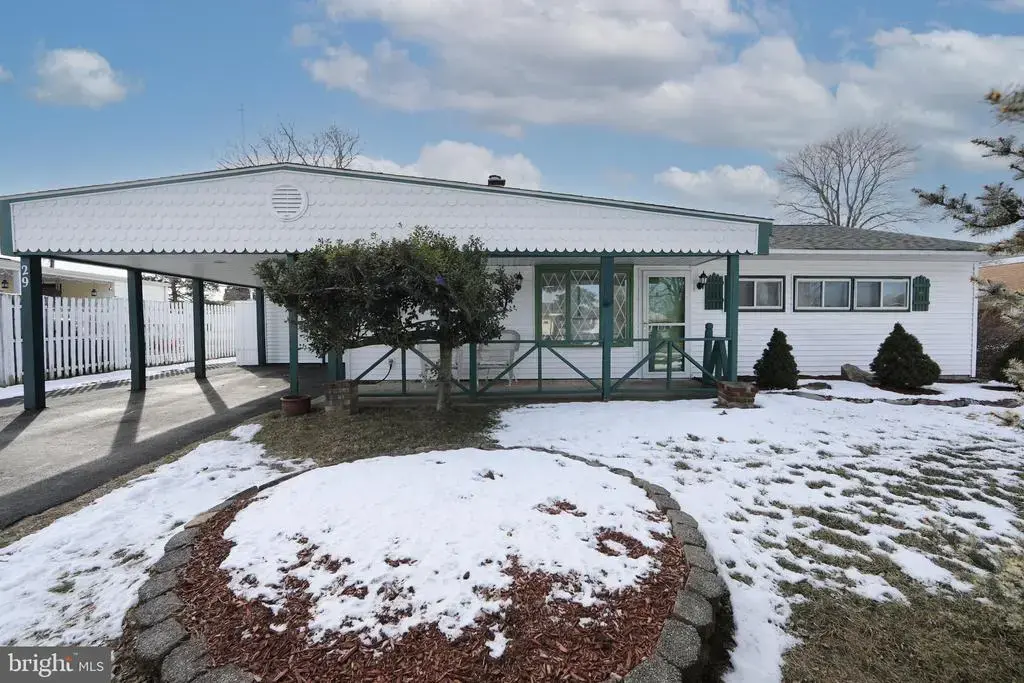 29 Pond Ln, LEVITTOWN
