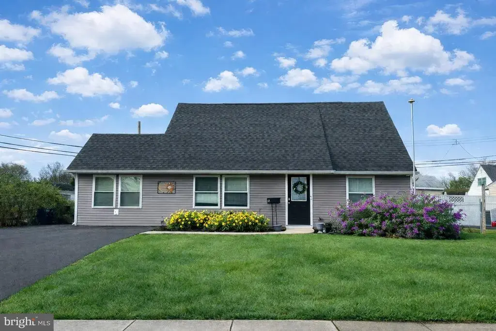 5 June Rd, LEVITTOWN