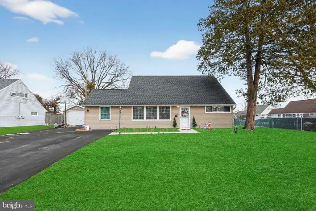 45 Indian Creek Entry, LEVITTOWN