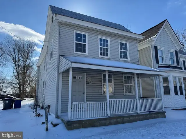 212 S Main St, Clayton