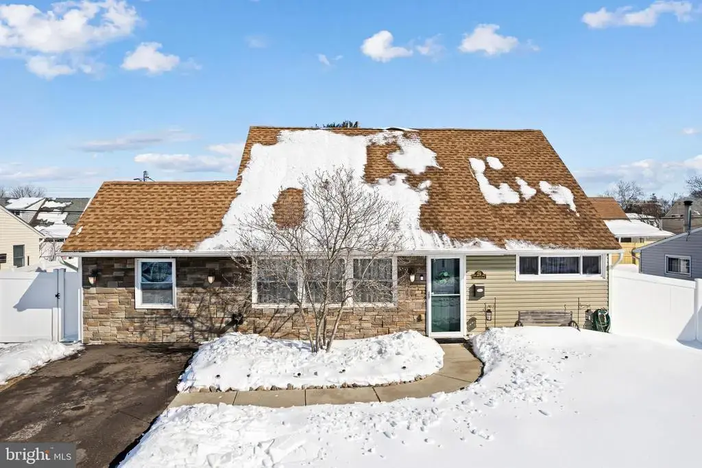 28 Macintosh Rd, LEVITTOWN