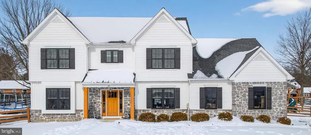 103 E Woods Dr, LITITZ