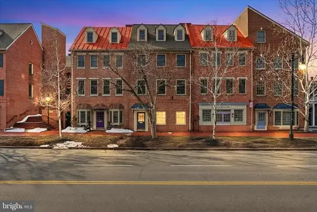 623 S Washington St, Alexandria