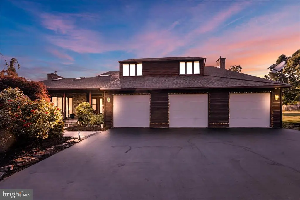 16 Scotland Dr, READING