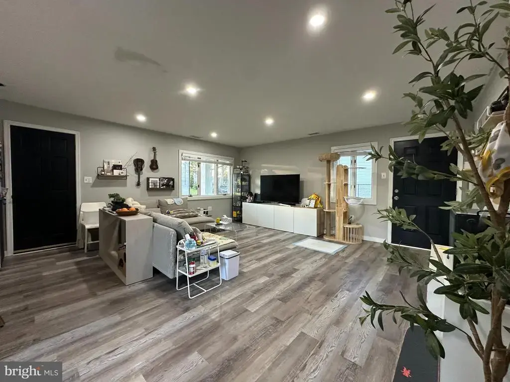 28 Outlook Ln, LEVITTOWN