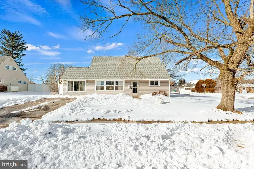 2 Norman Ave, LEVITTOWN