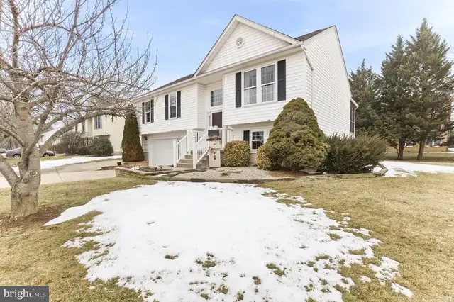 1 Walnut Pond Ct, Middletown