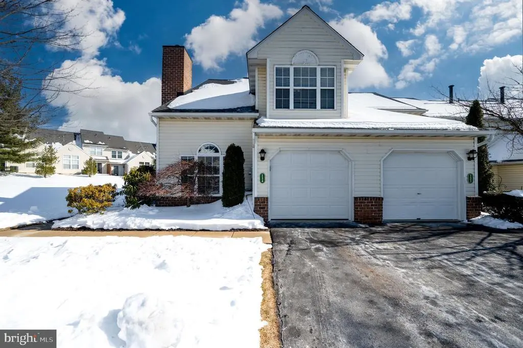 124 Hickory Ln, READING