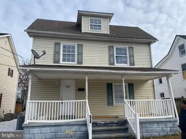 205 N Arch St, Seaford
