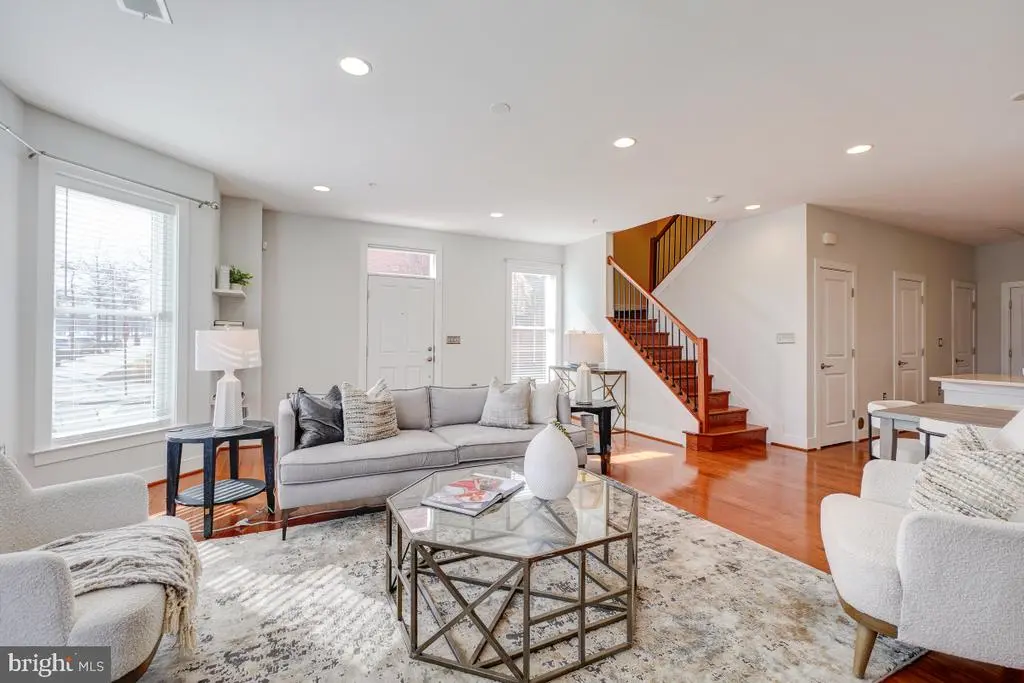 738 Mckenzie Ave, ALEXANDRIA