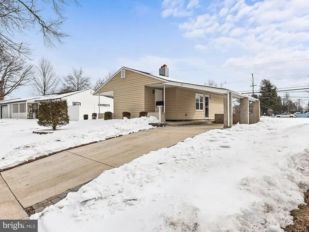 302 Oaktree Dr, LEVITTOWN