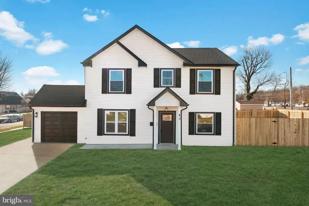 43 Petunia Rd, LEVITTOWN