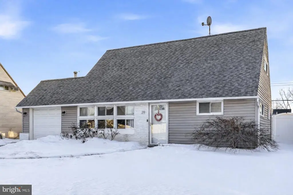 29 New Pond Ln, LEVITTOWN