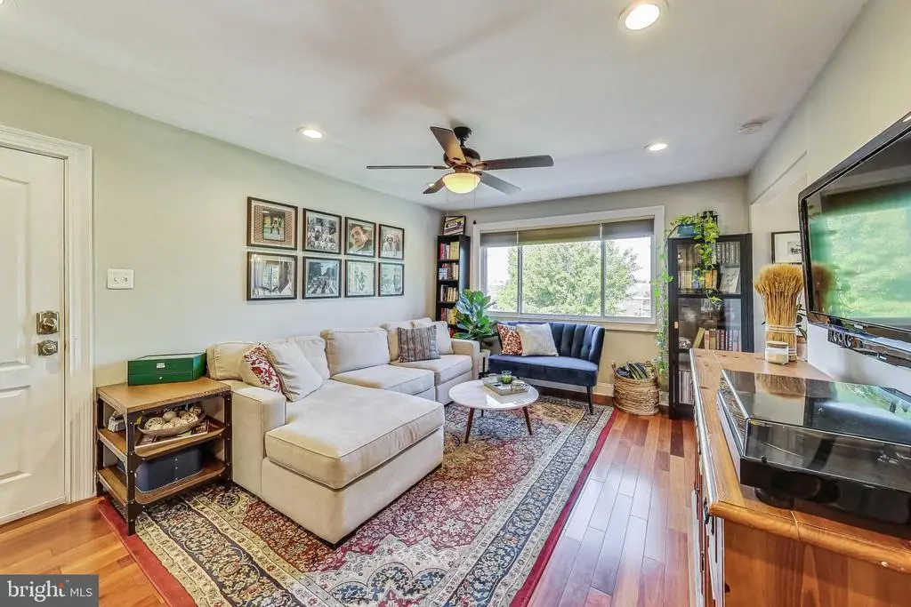 2004 3rd St Ne #204, WASHINGTON