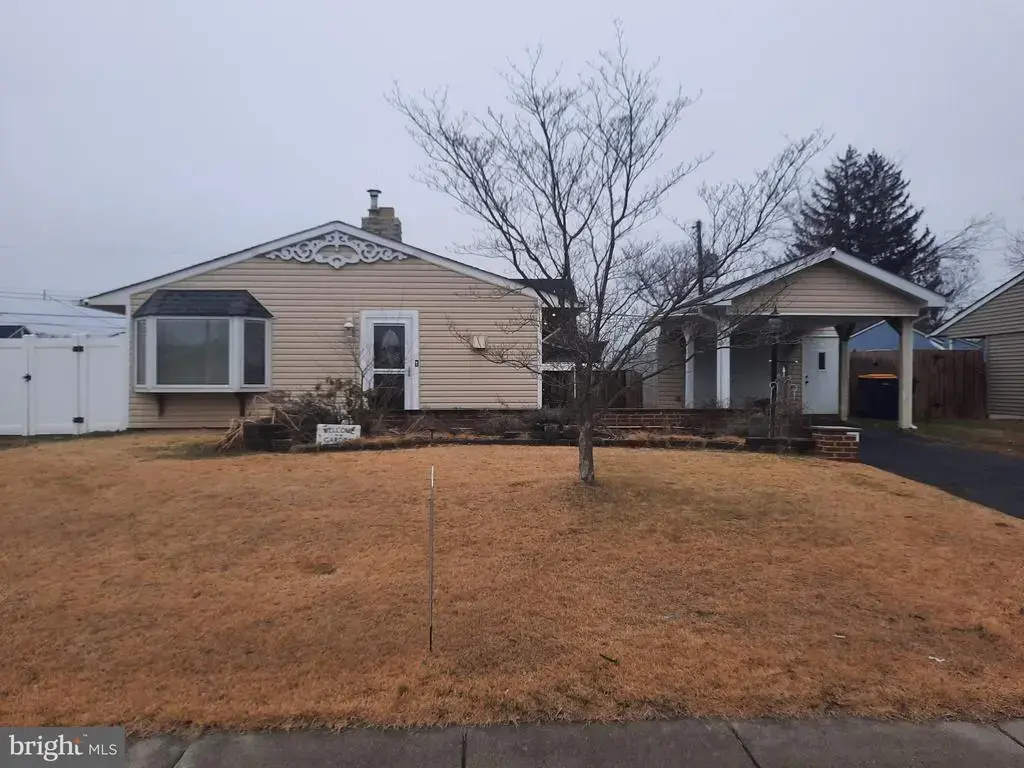 33 Laurel Ln, LEVITTOWN