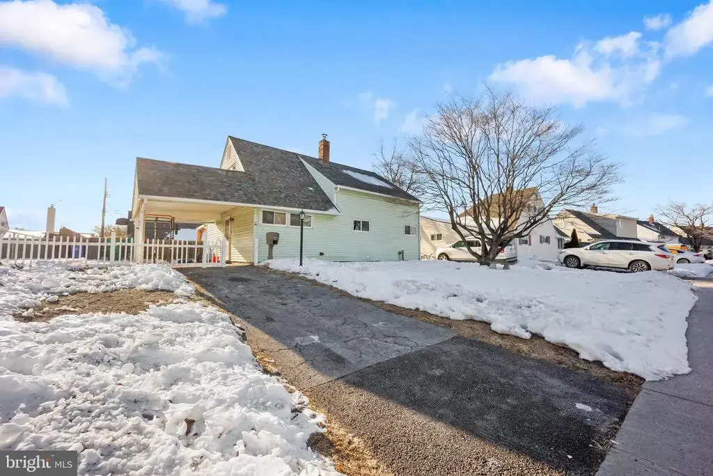5 Nickelhill Ln, LEVITTOWN
