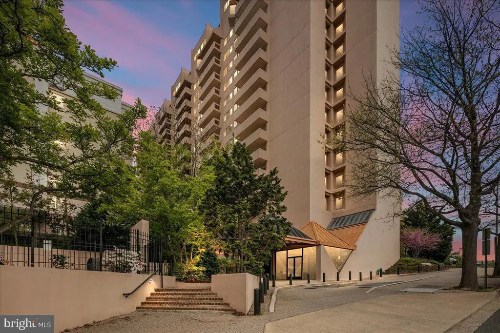 1301 N Courthouse Rd #1202, ARLINGTON