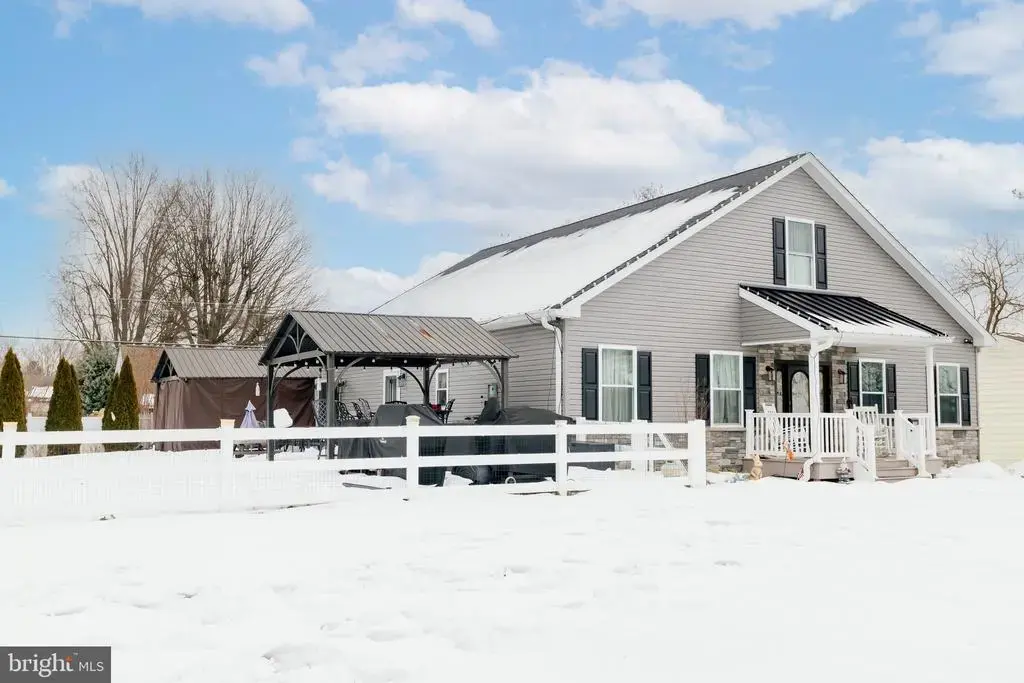 100 Elderberry Dr, LEVITTOWN