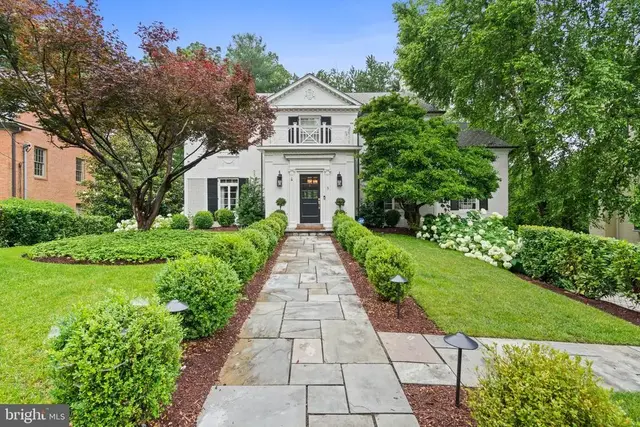 8 Farmington Ct, Chevy Chase