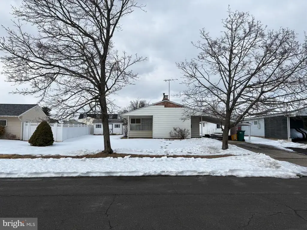 57 Palm Ln, LEVITTOWN