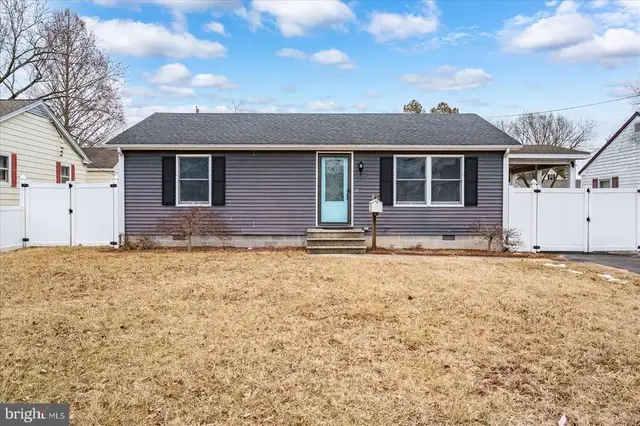 517 Elm Dr, Seaford