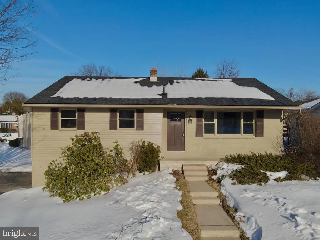 701 Tamarack Trl, READING