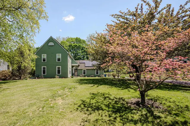 21 Farmingdale Ln, Newark